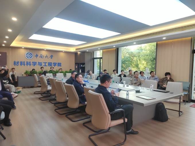 会议室里的人们 描述已自动生成