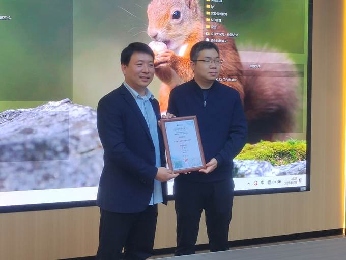 站在屏幕前的人 中度可信度描述已自动生成